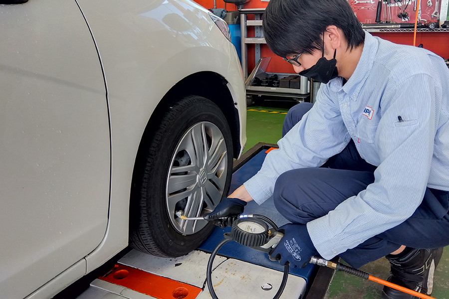 写真：仕事内容・小売事業 燃料部